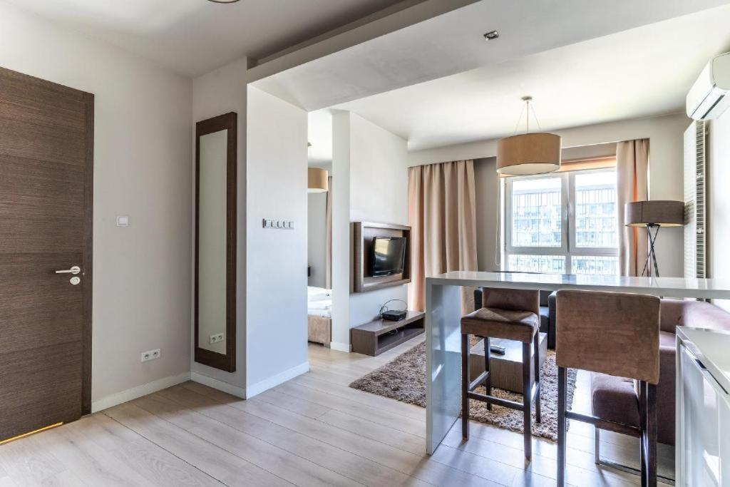 Platinum Tower - City Center - Golden Apartments Варшава Екстериор снимка