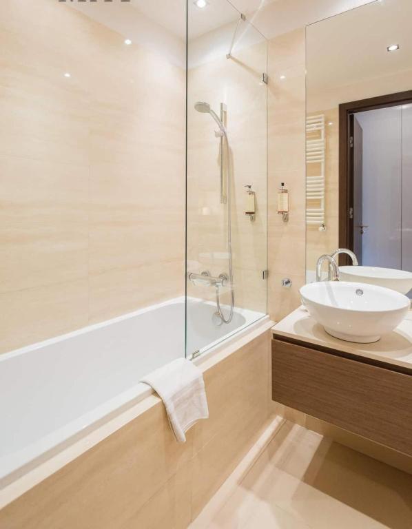 Platinum Tower - City Center - Golden Apartments Варшава Екстериор снимка