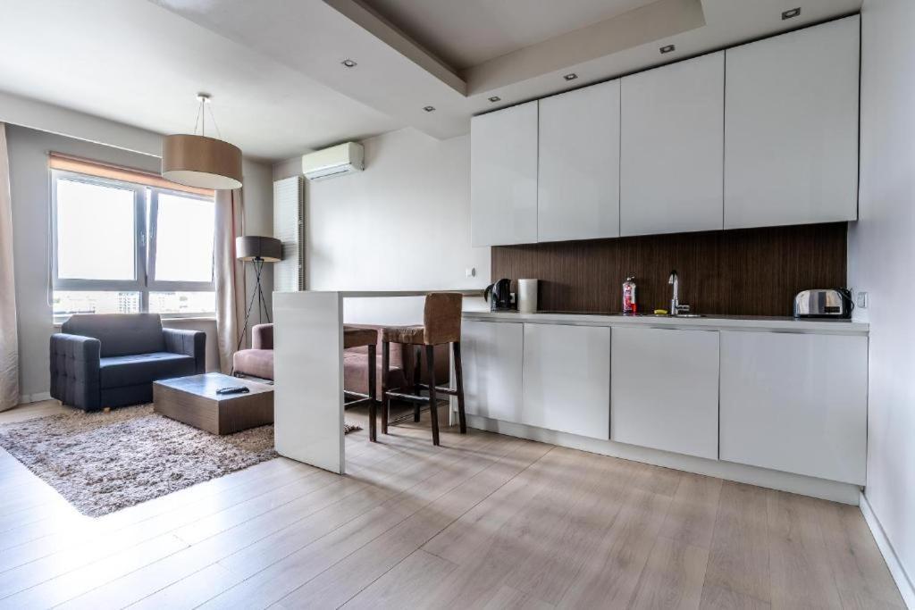 Platinum Tower - City Center - Golden Apartments Варшава Екстериор снимка