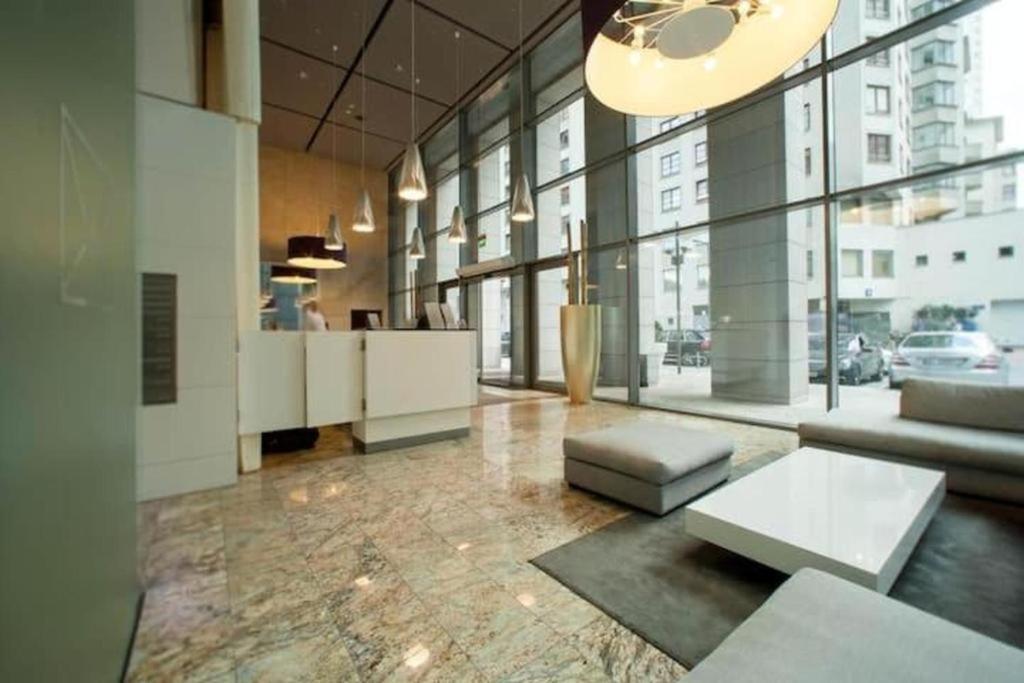 Platinum Tower - City Center - Golden Apartments Варшава Екстериор снимка