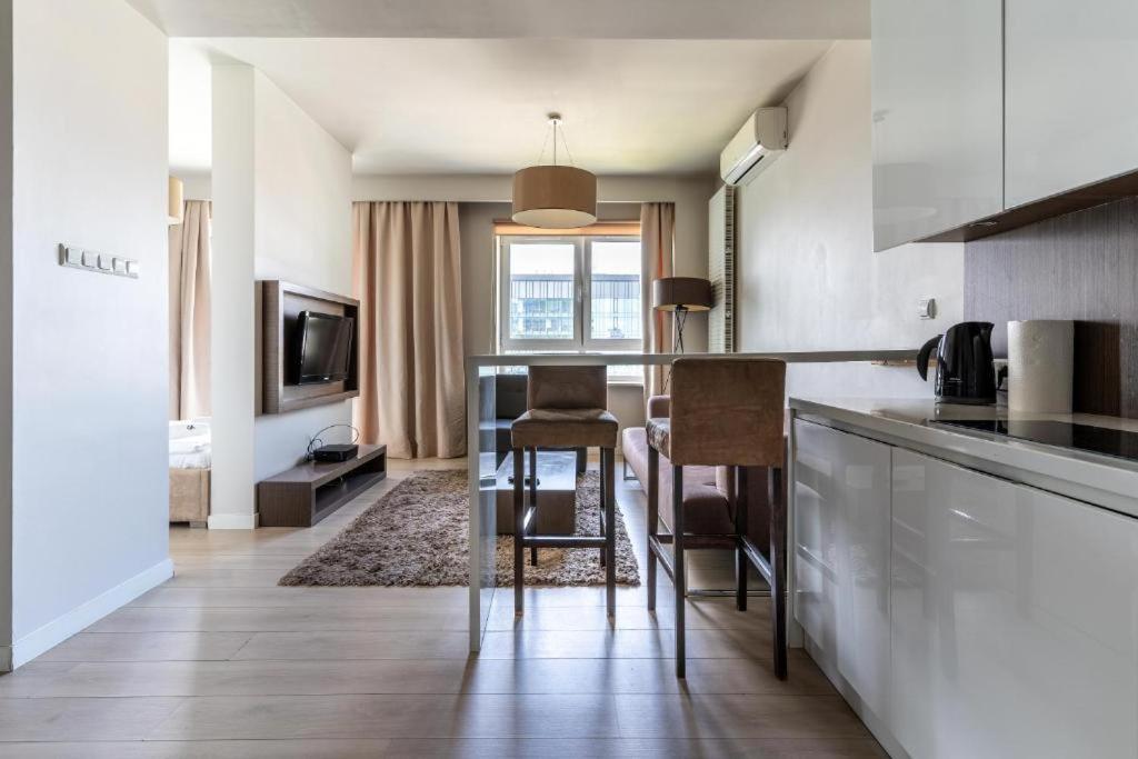 Platinum Tower - City Center - Golden Apartments Варшава Екстериор снимка